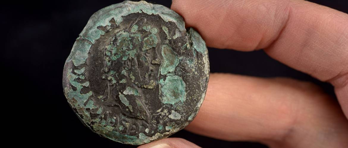 Izrael: Közel 2000 éves bronzérmét találtak Haifa partjainál