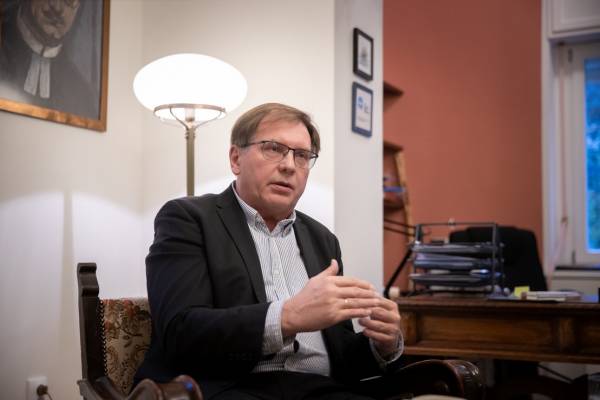 Fabiny Tamás evangélikus püspök a Schweitzer József-emlékdíj idei kitüntetettje