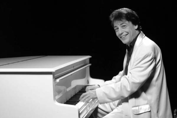 „Néha én magam is elsírom magam a saját soraimon” – Búcsú Fenyő Miklóstól