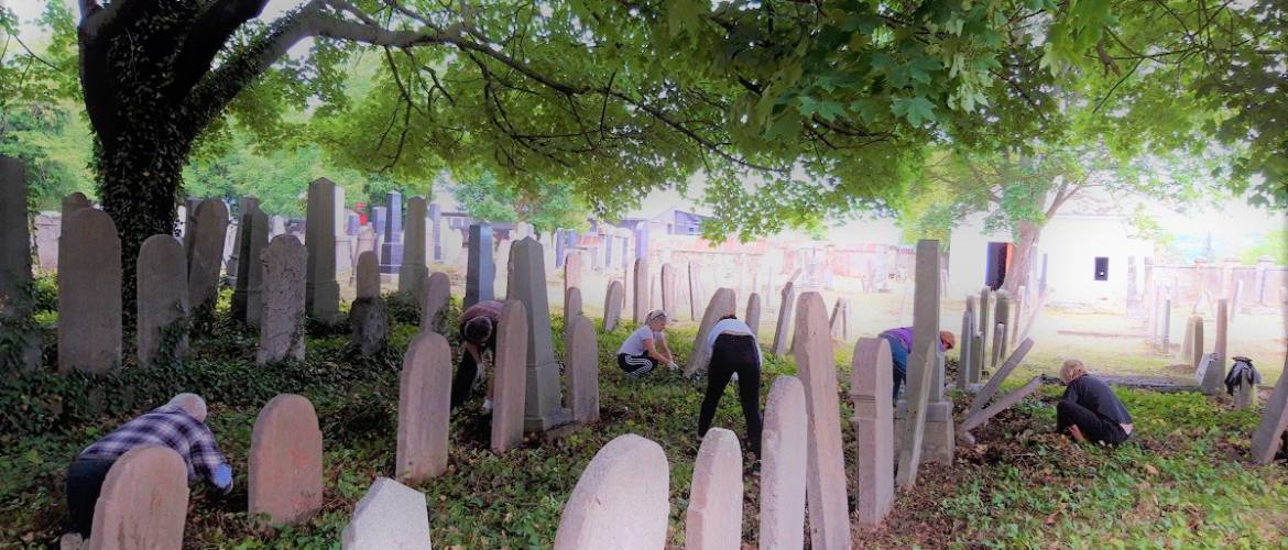 Önkéntes munkában teszik rendbe az ipolysági zsidó temetőt