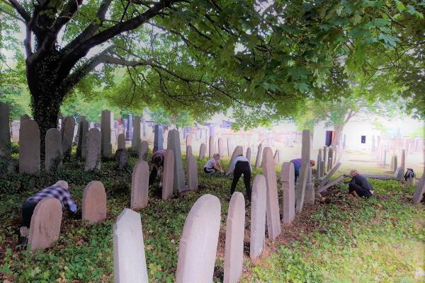 Önkéntes munkában teszik rendbe az ipolysági zsidó temetőt