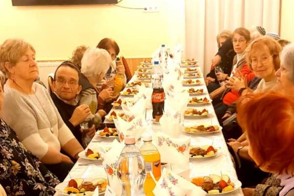 Közös tanulás és tu bisváti ünnepi hangulat a Héber Imre Klubban