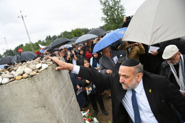 Szélsőjobboldali garázdák zavarták meg a jedwabnei mészárlás emlékünnepségét
