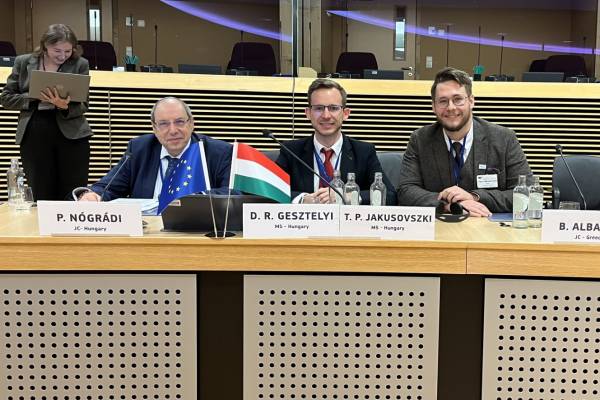 Tragikus helyzet: Ellenséges közhangulat, összeesküvés-elméletek,  holokauszt-relativizálás