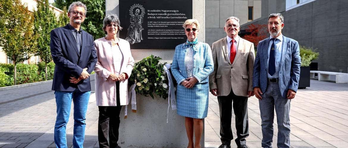 Emléktábla a Bródy Adél Izraelita Gyermekkórház tiszteletére