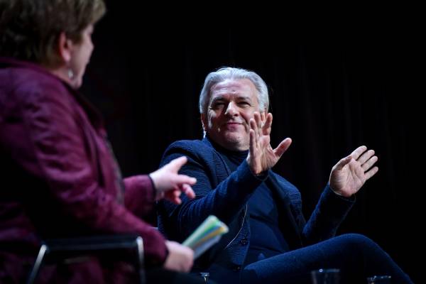 A jó színház nem válaszokat ad, hanem együtt gondolkodik a nézővel – Csáki Judit beszélgetése Alföldi Róberttel