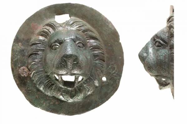 Római kori oroszlánfejes bronzkorongokat találtak Izraelben