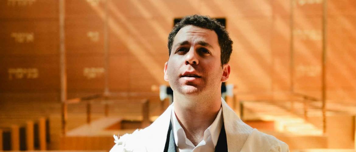 Interjú Chaim Stern kántorral – visszatérés Budapestre, először a Dohány utcai zsinagóga színpadán