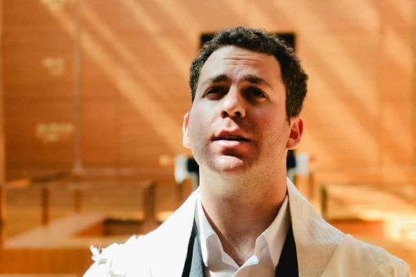 Interjú Chaim Stern kántorral – visszatérés Budapestre, először a Dohány utcai zsinagóga színpadán