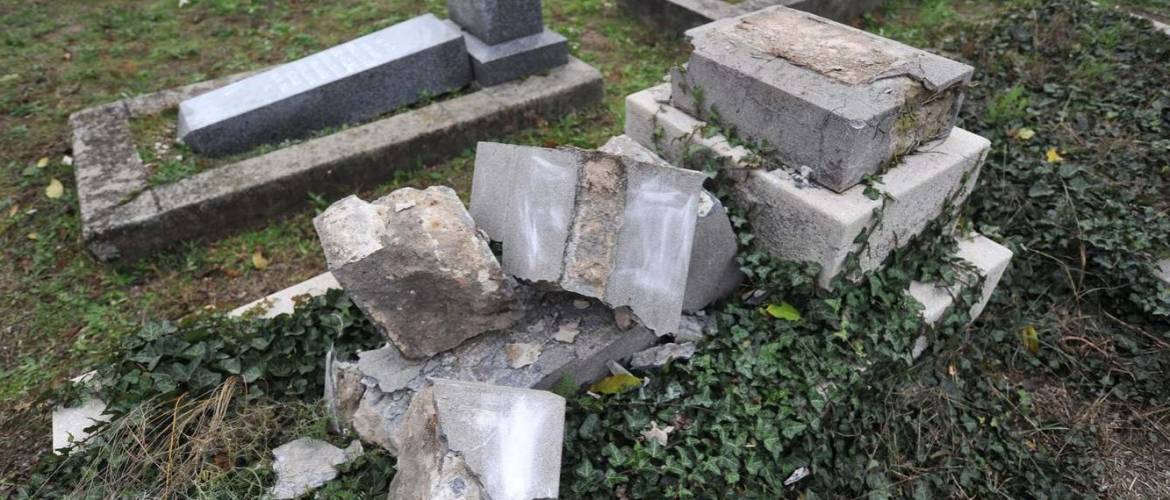 Sírkövet rongáltak meg a keceli zsidó temetőben
