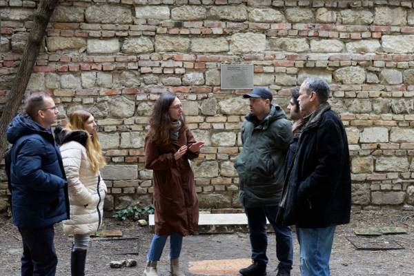 A Dohány utcától a gettófalig: múltidéző séta Budapesten