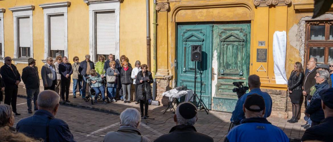 Tatán emléktáblát avattak a holokausztban meggyilkolt helyi orvosok tiszteletére