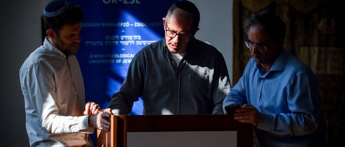Megila-olvasás a rabbiképzőn fényben és árnyékban