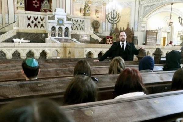 Szeged: mécsesekkel emlékeztek a diákok a holokauszt áldozataira