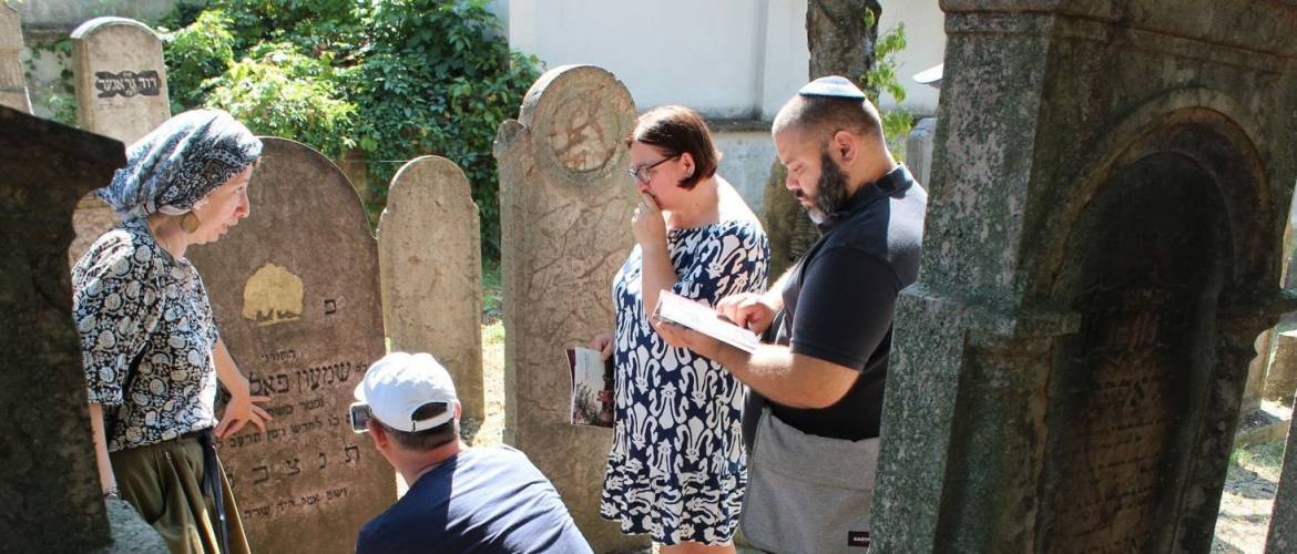 „Minden temető egy-egy nyitott történelemkönyv"