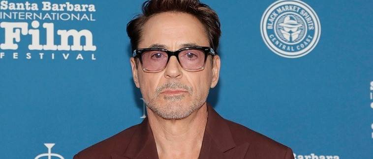 Miért visel Robert Downey Jr. egy chai nyakláncot?