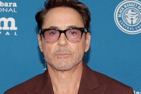 Miért visel Robert Downey Jr. egy chai nyakláncot?