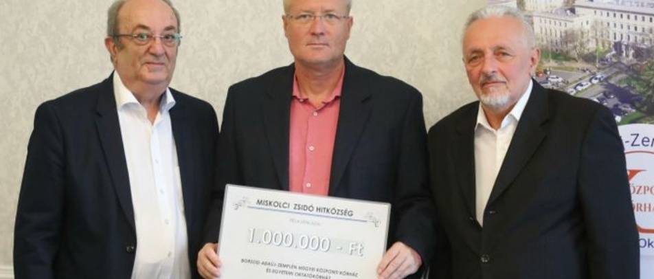 Egymillió forint adomány a miskolci hitközségtől a helyi kórháznak