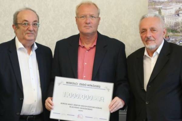 Egymillió forint adomány a miskolci hitközségtől a helyi kórháznak