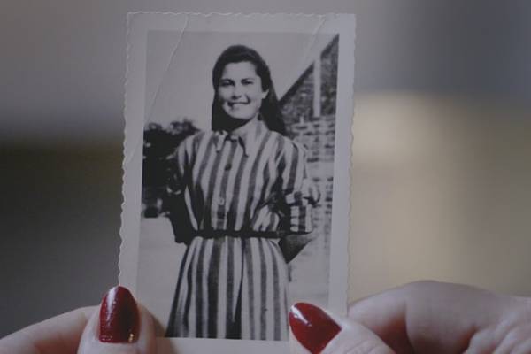 Mégis, hogy mosolyoghat egy nő Auschwitzban?