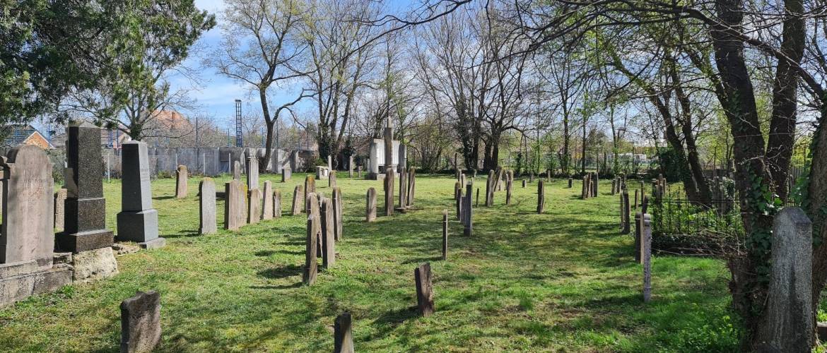 Több helyen korábban megkezdődtek a temető-karbantartási munkák