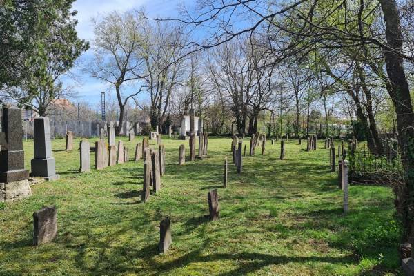 Több helyen korábban megkezdődtek a temető-karbantartási munkák