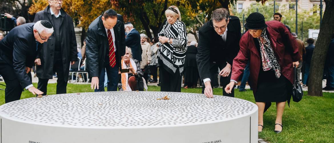 Felavatták a pesti gettó áldozatainak emlékművét a Klauzál téren