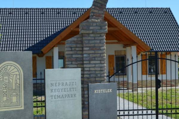 Temetőavatás és kiállítás Kisteleken