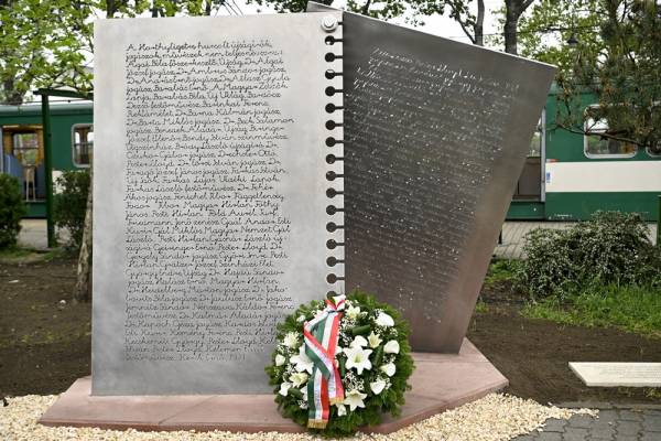 Sajtónapi megemlékezés a horthyligeti áldozatok emlékművénél