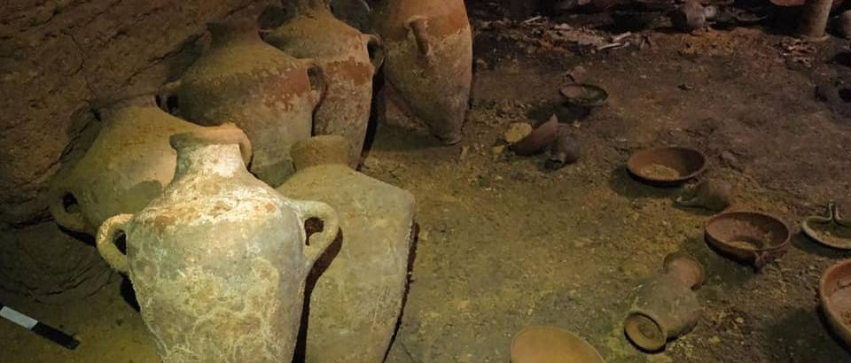 Sértetlen 3300 éves temetkezési barlangot fedeztek fel Izraelben