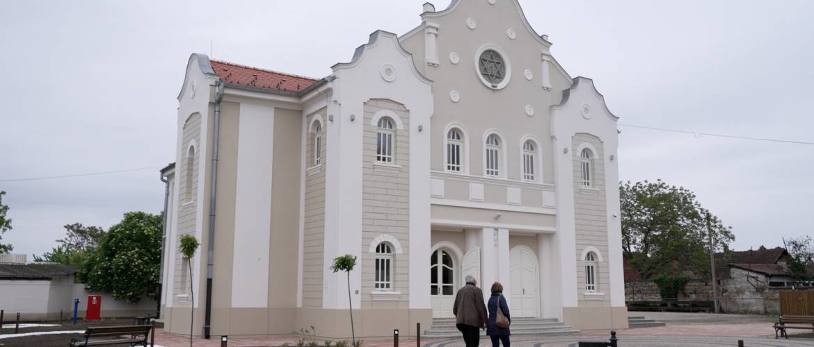 Határon túl: Felújított zsinagógát adtak át Zentán