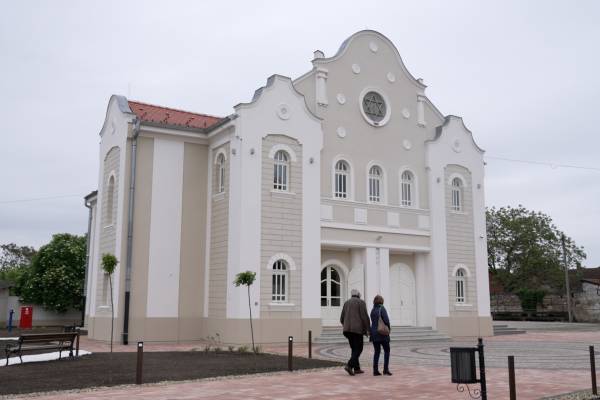 Határon túl: Felújított zsinagógát adtak át Zentán