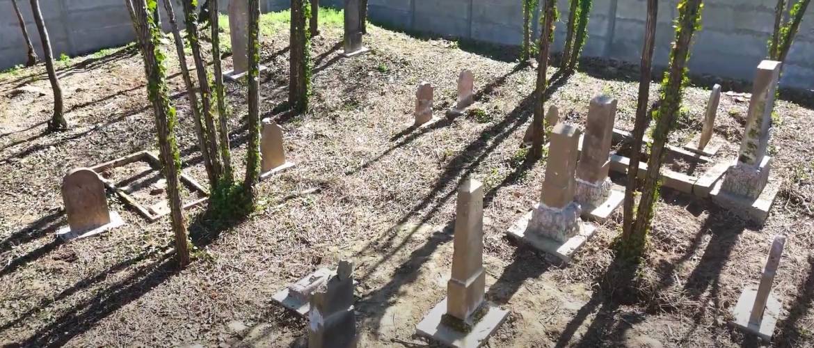 Gyönyörű videón a megújult toponári zsidó temető