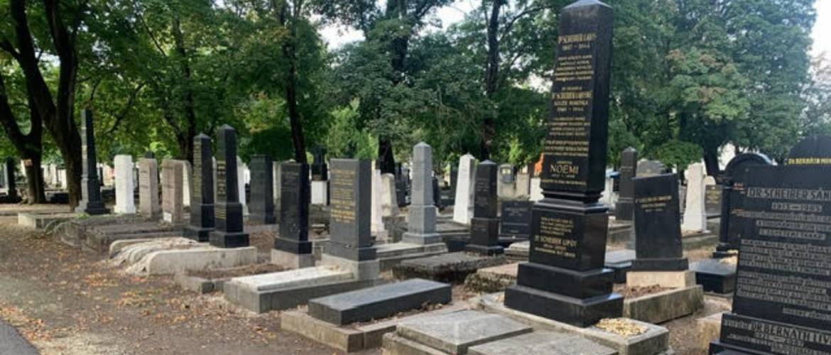 Megújították a rabbiparcellát a Kozma utcai zsidó temetőben