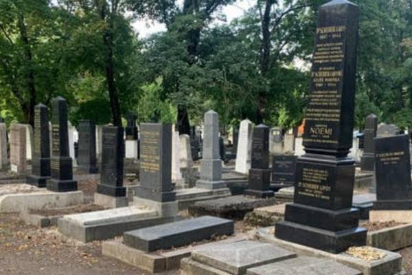 Megújították a rabbiparcellát a Kozma utcai zsidó temetőben