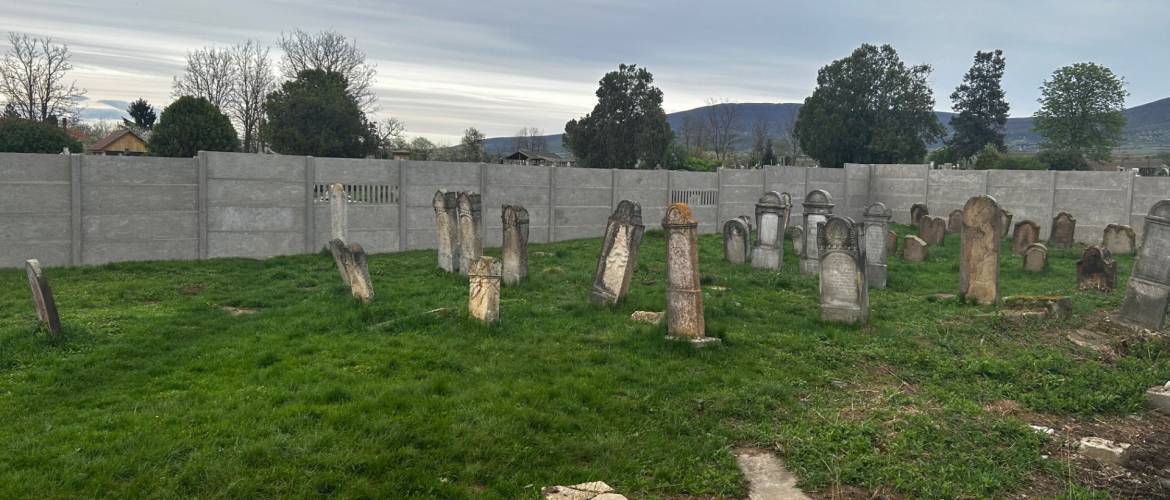 Szép és modern kerítést kapott a vilmányi zsidó temető