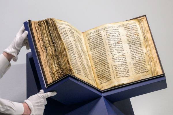 Rekordáron kelt el a világ legrégebbi héber Bibliája