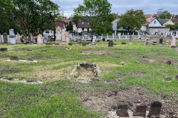 Veszprém: Emlékpark lett a helyreállított izraelita sírkert