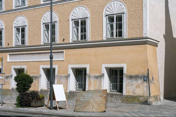 Emberi jogi képzési központ létesül Adolf Hitler szülőházából