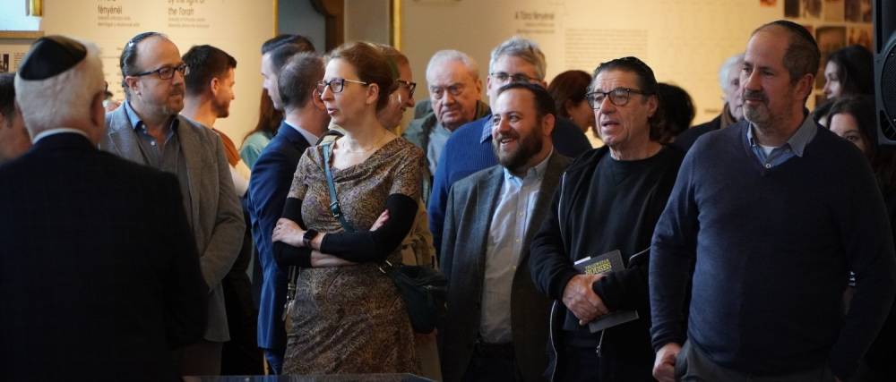 A Tóra Fényénél – Megnyílt a HDKE egyedülálló kiállítása a sokszínű orthodox zsidó világról | Mazsihisz