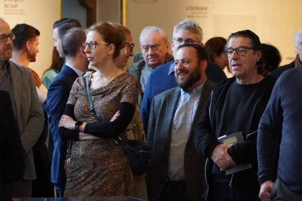 A Tóra Fényénél – Megnyílt a HDKE egyedülálló kiállítása a sokszínű orthodox zsidó világról