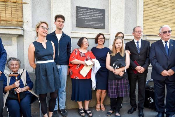 Emléktáblát avattak Prof. Dr. Kahán Ágost szemészprofesszor tiszteletére Nagykanizsán