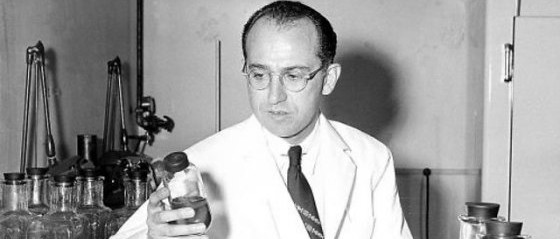 Mai születésnapos: Jonas Salk, „az emberiség jótevője”, a gyermekbénulás ellenszerének felfedezője