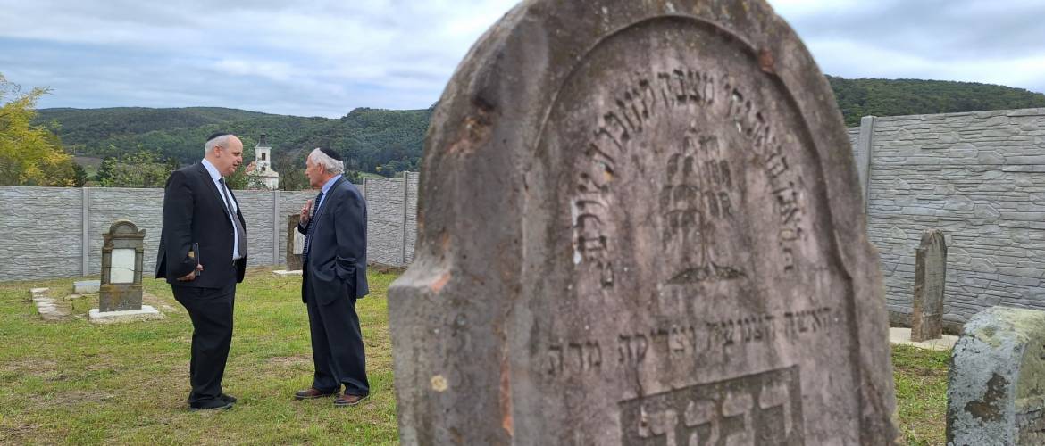 Átadták a megtisztított és megújult bátori zsidó temetőt