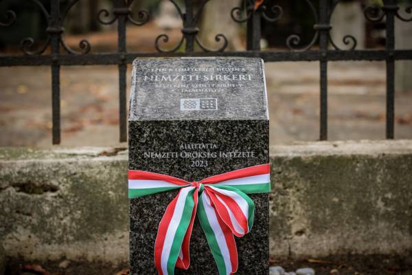 NÖRI: „Okos parcellakő" került három budapesti zsidó temető bejáratához