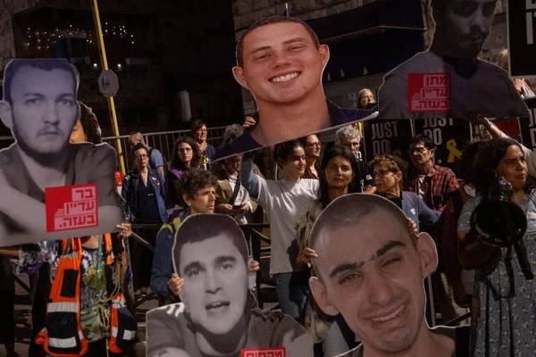 Aláírta a béketerv első fázisát Izrael és a Hamász