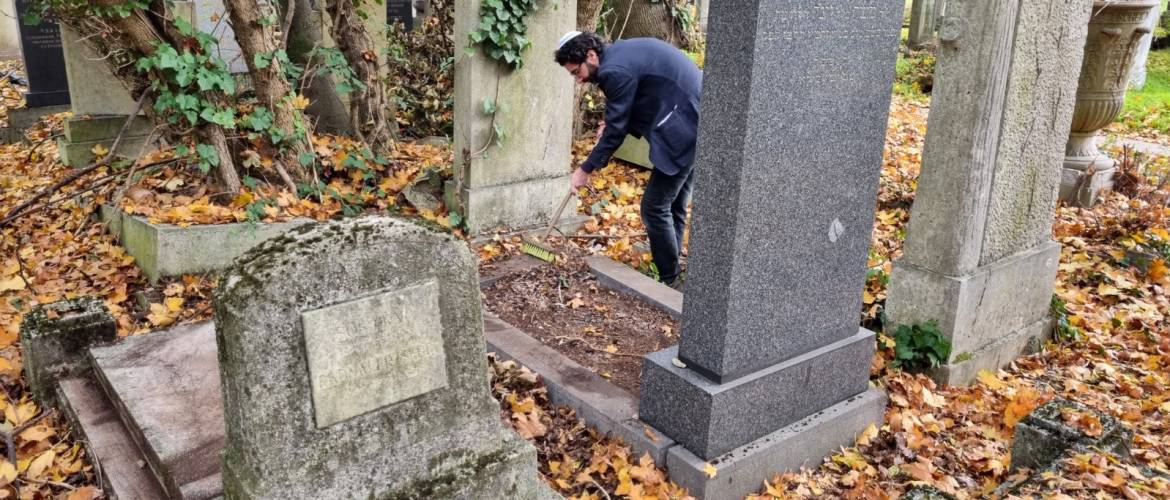 A holokauszt operaházi áldozatai emlékére – sírokat tettek rendbe az emléktár dolgozói