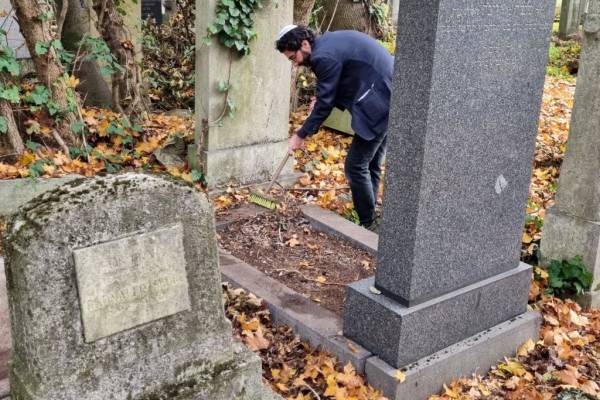 A holokauszt operaházi áldozatai emlékére – sírokat tettek rendbe az emléktár dolgozói