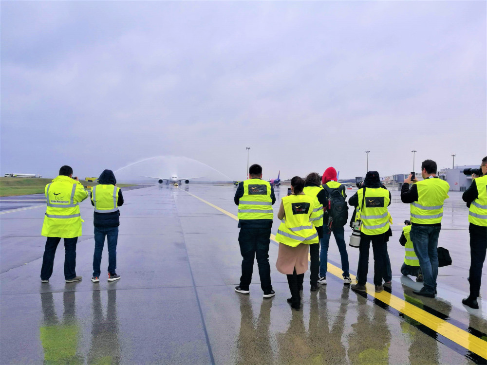 Ünnepi vízsugár és születésnapi torta 30 éves az ElAl BudapestTel Aviv légijárata Mazsihisz Ünnepi vízsugár és születésnapi torta 30 éves az ElAl BudapestTel Aviv légijárata Mazsihisz