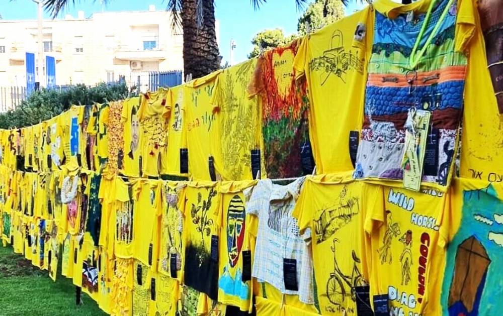 Az izraeli államfői rezidencia előtt mától 132 sárga póló szimbolizálja a túszokat | Mazsihisz